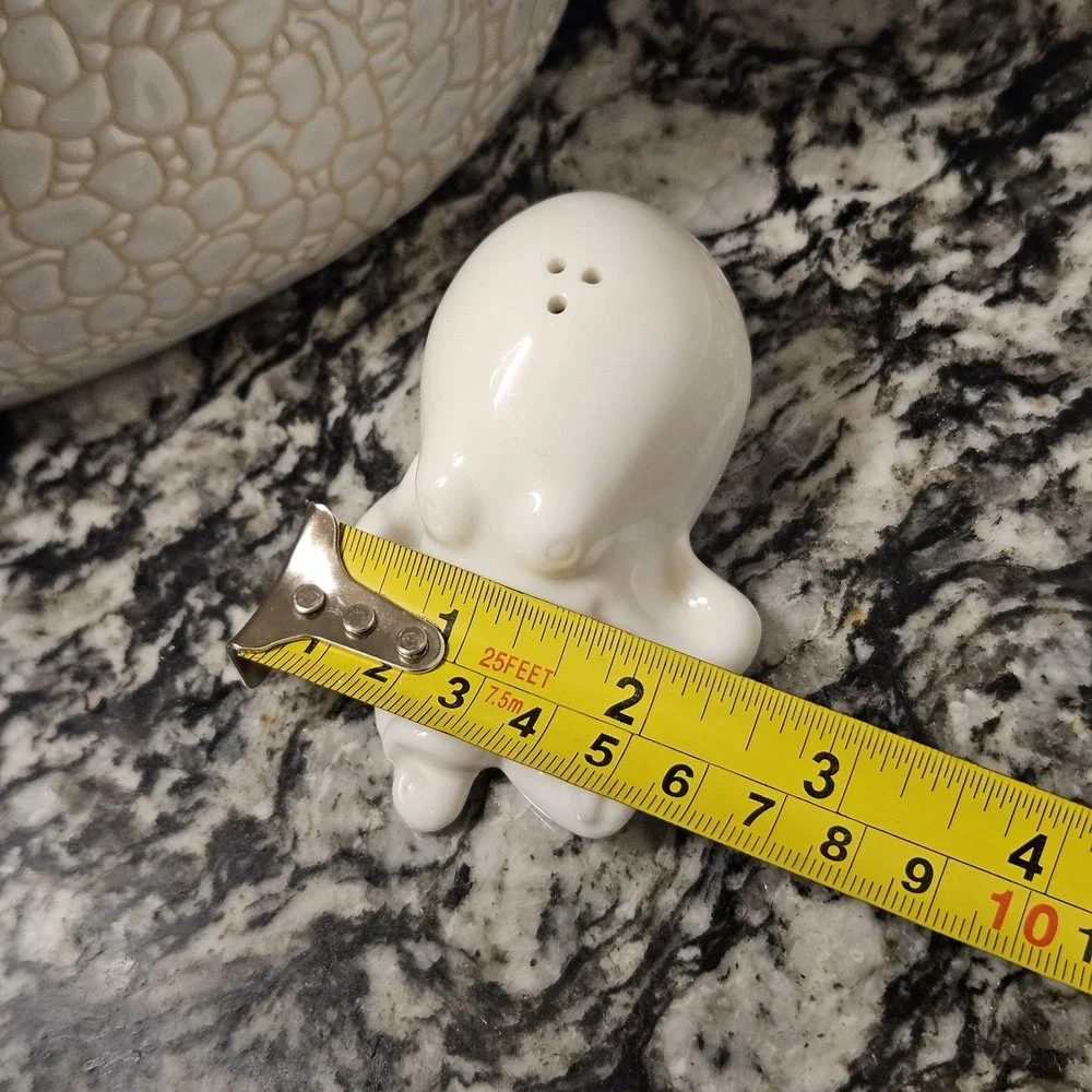 white ceramic octopus shaker‎